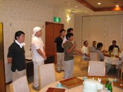 昼食時に講評する鈴木会長（中央）