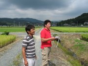 圃場を見る鈴木会長（左）と土田部長