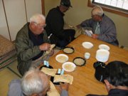 玄米を白・黒両方の皿に入れる