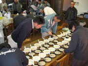 審査する花の舞土田製造部長(中央)